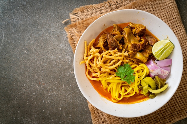 Sopa de curry de fideos del norte de Tailandia con cerdo estofado