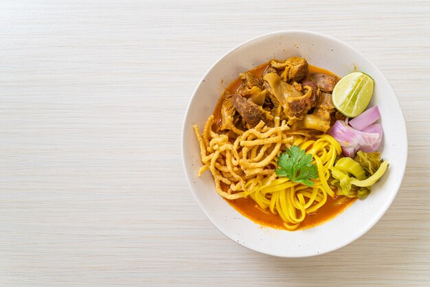 Sopa de curry de fideos del norte de Tailandia con cerdo estofado