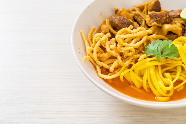 Sopa de curry de fideos del norte de Tailandia con cerdo estofado