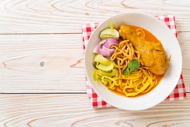 Sopa de curry de fideos del norte de Tailandia con pollo