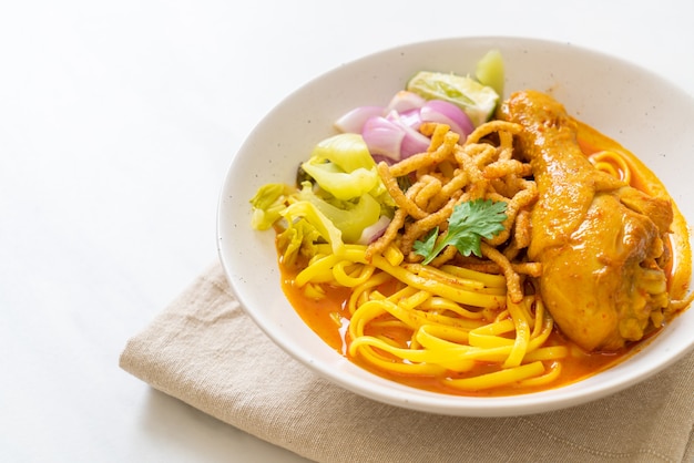 Sopa de curry de fideos del norte de Tailandia con pollo