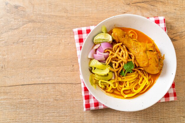 Sopa de curry de fideos tailandeses del norte con pollo (Kao Soi Kai), estilo de comida tailandesa