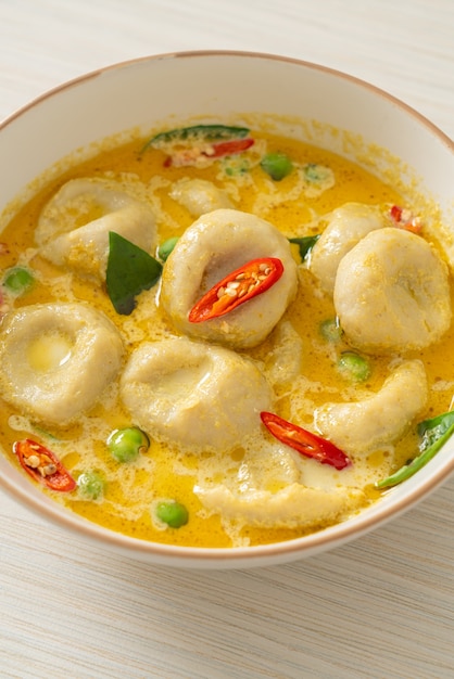 Foto sopa de curry verde con bola de pescado - estilo de comida tailandesa