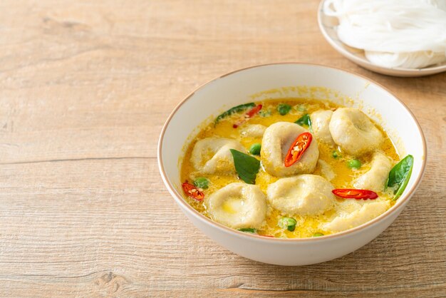 Sopa de curry verde con bola de pescado - estilo de comida tailandesa