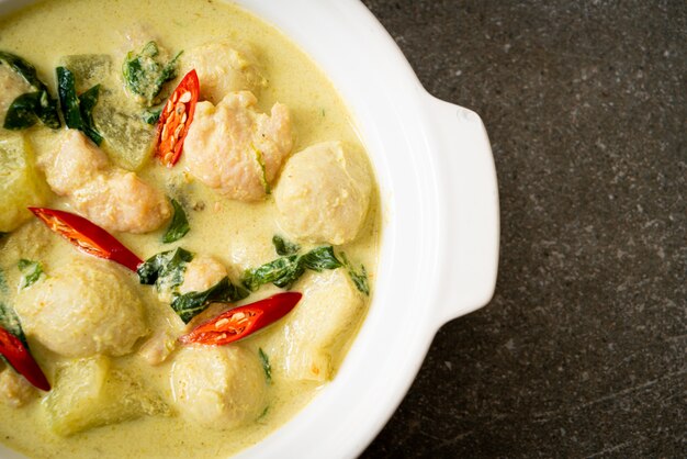 sopa de curry verde con carne de cerdo picada y albóndiga