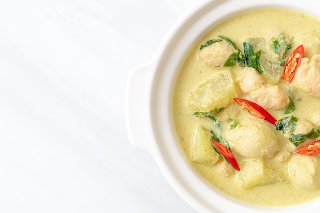 Foto sopa de curry verde con carne de cerdo picada y albóndiga