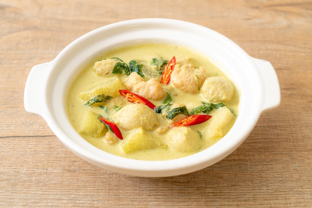 Sopa de curry verde con carne de cerdo picada y bola de carne en un tazón, estilo de comida asiática