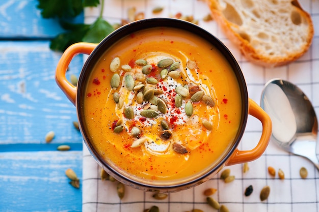 Sopa de abóbora caseira com creme.