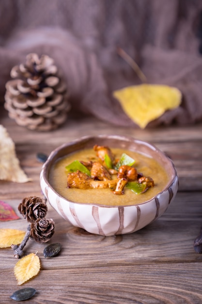 Sopa de abóbora caseira com menu de outono de cogumelos chanterelle