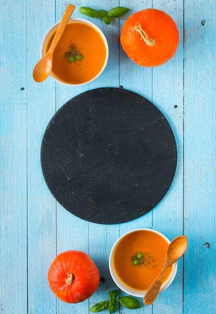 Sopa de abóbora caseira na mesa de madeira rústica