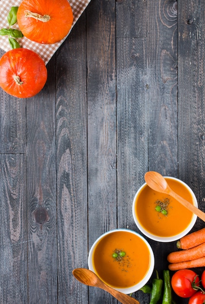 Sopa de abóbora caseira na mesa de madeira rústica