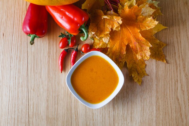 Foto sopa de abóbora com abóbora fresca