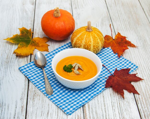 Foto sopa de abóbora com abóboras frescas