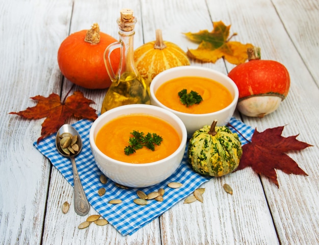 Sopa de abóbora com abóboras frescas