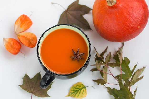 Sopa de abóbora com creme e sementes de abóbora e um balde em um fundo branco de madeira Copiar espaço