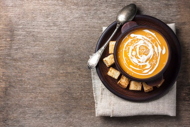 Sopa de abóbora com creme e sementes de gergelim com croutons