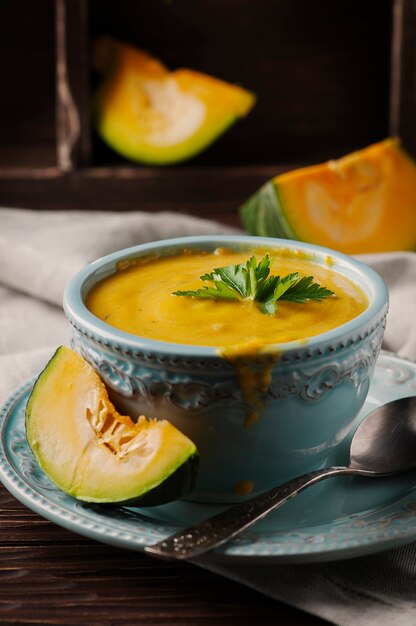 Sopa de abóbora com salsa na mesa vintage