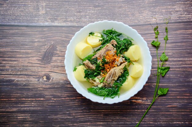 Foto sopa de abóbora de hera com pasta de feijão branco macio e osso de porco