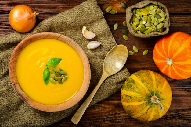 Sopa de abóbora em fundo de madeira