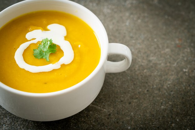 sopa de abóbora em tigela branca - estilo de comida vegetariana e vegana