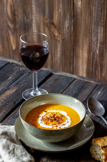 Sopa de abóbora em um de madeira. alimentação saudável.