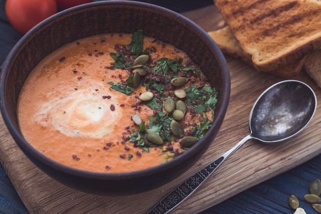 Sopa de abóbora em um fundo de madeira. Sopa de creme de pupmkin vegetariana dietética. Fechar-se