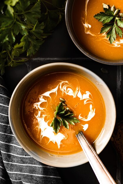 Sopa de abóbora em um fundo preto