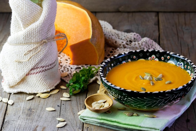 Sopa de abóbora em um prato na mesa