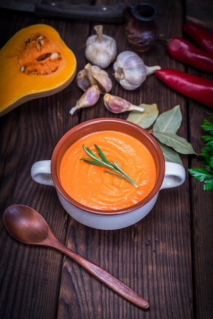 Sopa de abóbora em uma placa de cerâmica