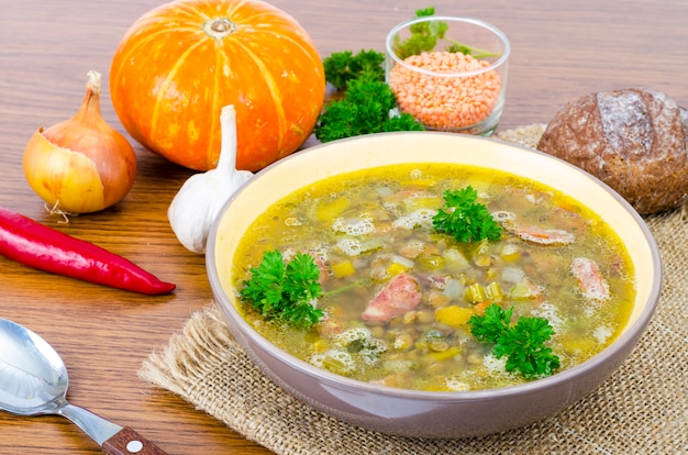 Sopa de abóbora, lentilha e salsicha.