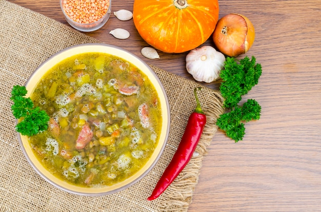 Foto sopa de abóbora, lentilha e salsicha.