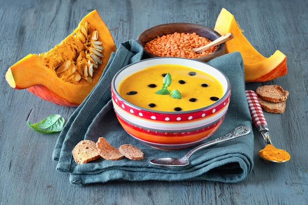 Sopa de abóbora picante com lentilhas vermelhas e açafrão servido com folhas de hortelã e gotas de vinagre balsâmico