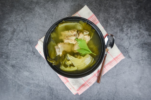 Foto sopa de alface em conserva com costelinha de porco tigela de sopa de osso de porco com legumes