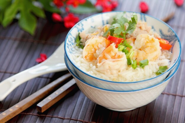 Foto sopa de arroz com camarão