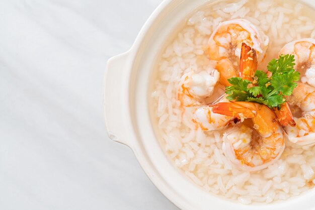 sopa de arroz cozido com camarão