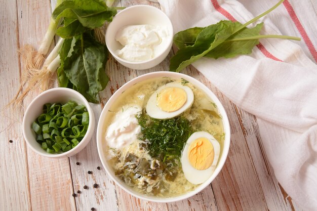 Sopa de azeda verde e espinafre com cebolinha verde ovo cozido e creme de leite