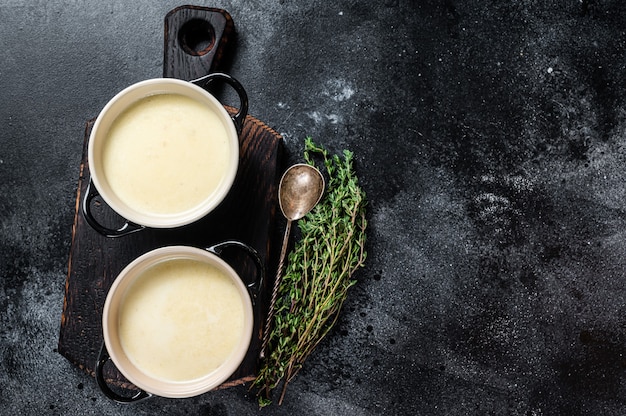 Sopa de batata cremosa em tigelas na mesa da cozinha