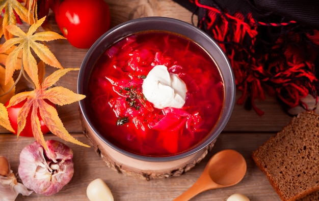 Sopa de beterraba borsch em uma tigela em cima da mesa.