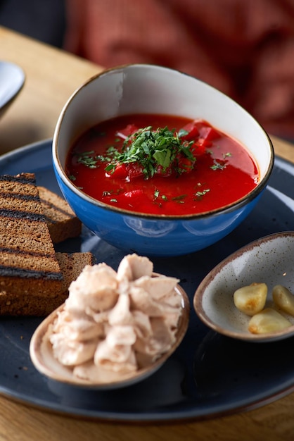 Sopa de beterraba e tomate tradicional ucraniana ou russa de Borsch com repolho de batatas de carne de bovino Comida eslava nacional