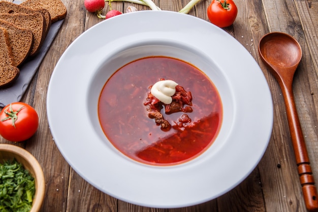 Sopa de beterraba em chapa branca com legumes