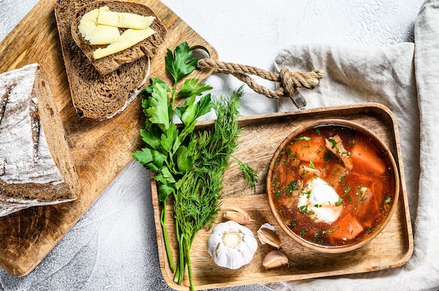 Sopa de beterraba em uma tigela de madeira