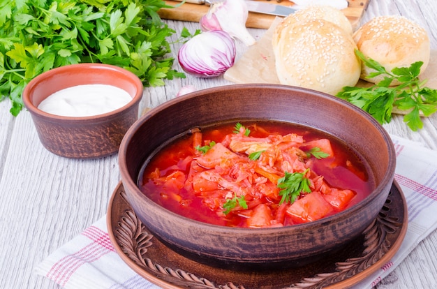 Sopa de beterraba tradicional russa e ucraniana com pães caseiros