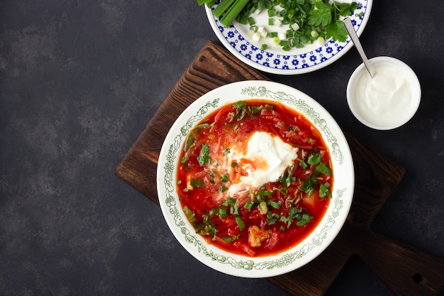 Sopa de beterraba ucraniana tradicional