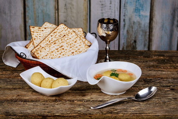 Sopa de bola matzah judaica tradicional, bolinhos de massa feitos de matzá refeição - matzo de chão.