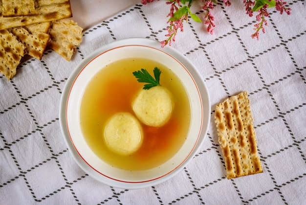 Sopa de bola saborosa com pão de cenoura e matza.