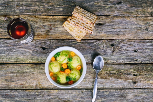 Sopa de bolas de matzo matzah páscoa judaica férias comida - sopa de bolas matzah