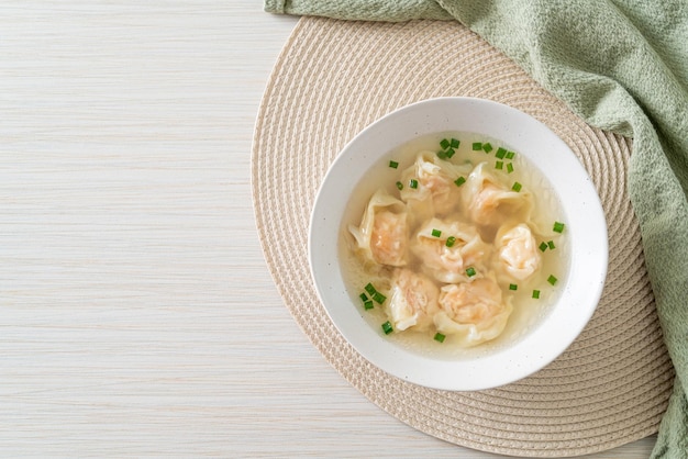 Sopa de bolinho de camarão em tigela branca