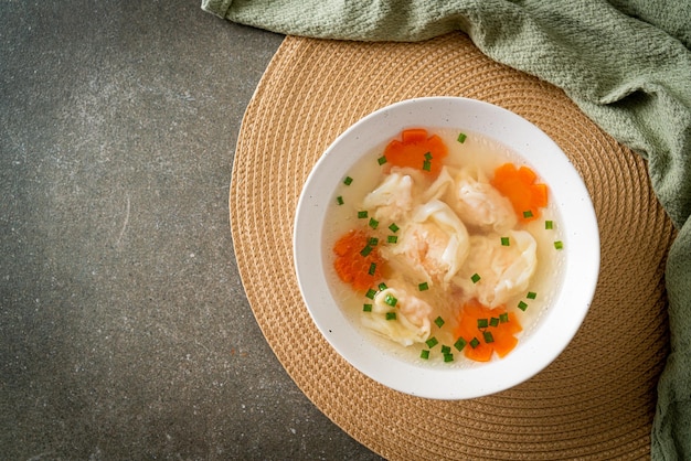 Sopa de bolinho de camarão em tigela branca