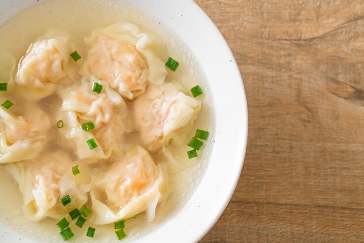 Foto sopa de bolinho de camarão em tigela branca