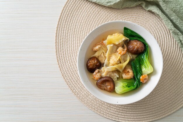 Sopa de bolinho de carne de porco com camarões e legumes